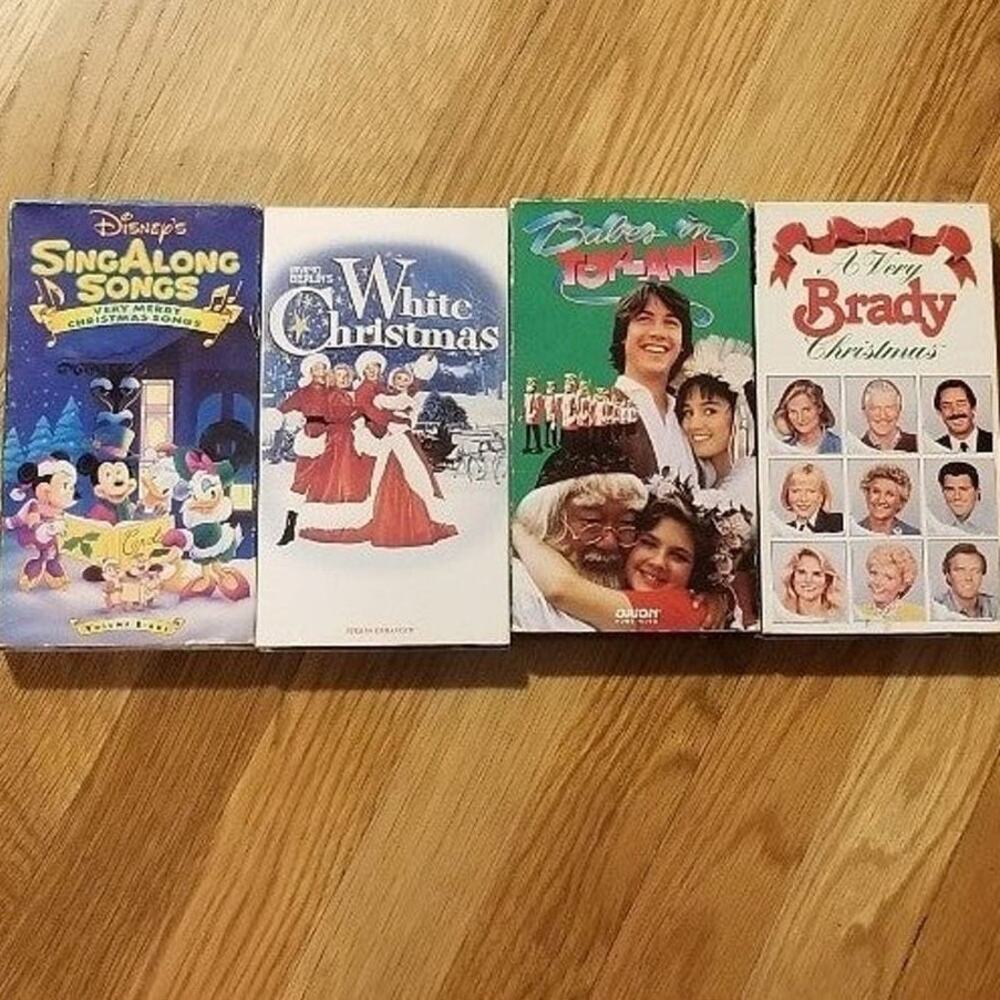 ** TESTED ** 4 Christmas VHS movies!!
